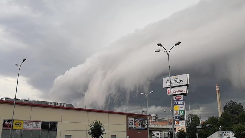 O podívanou na Zlínsku se postaral shelf cloud. Máme další fotky a videa